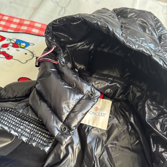 Moncler Short Shiny Down Jacket With Hood - Picture 9 of 11